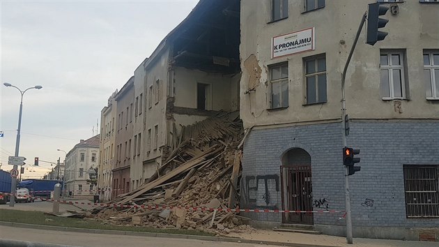 V centru Plzně se zřítila část domu, policisté evakuovali deset sousedů -  iDNES.cz