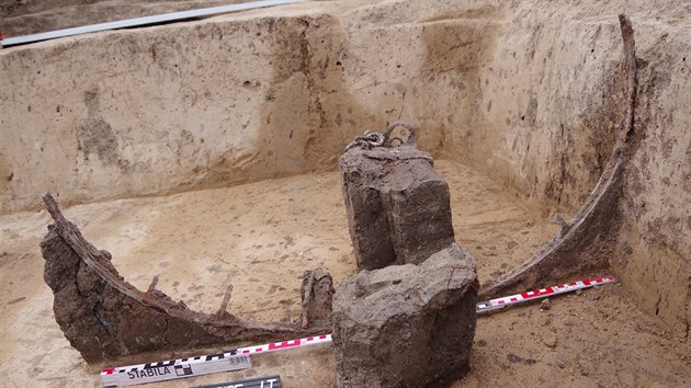 Komorov hrob s pozstatky vozu a dalmi cennmi nlezy