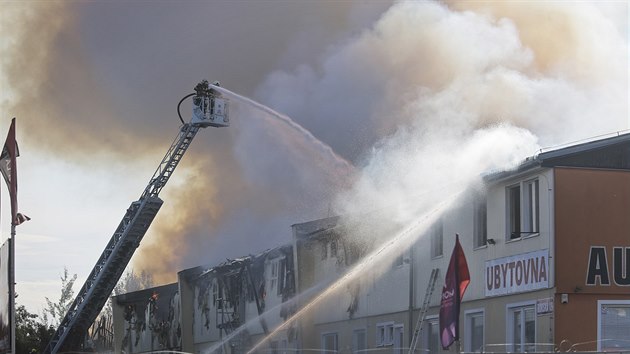 Plameny zachvtily ubytovnu ped osmou hodinou rno. Pi poru se zranilo deset ubytovanch, zchrani oetili tak dva hasie. (11. 9. 2018)