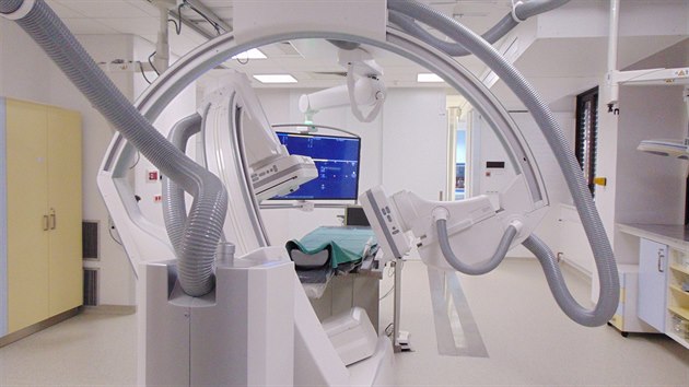 Nový přístroj Myiabi v Nemocnici Na Homolce. Část s angiolinkou. Za těžkými posuvnými dveřmi je umístěno pohyblivé CT.