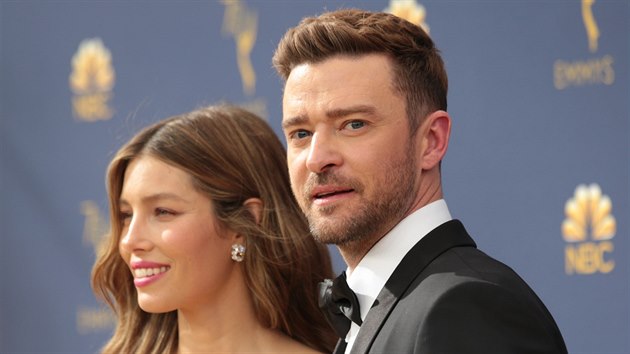 Hereka Jessica Bielov a jej partner herec Justin Timberlake na cench Emmy (Los Angeles, 17. z 2018)