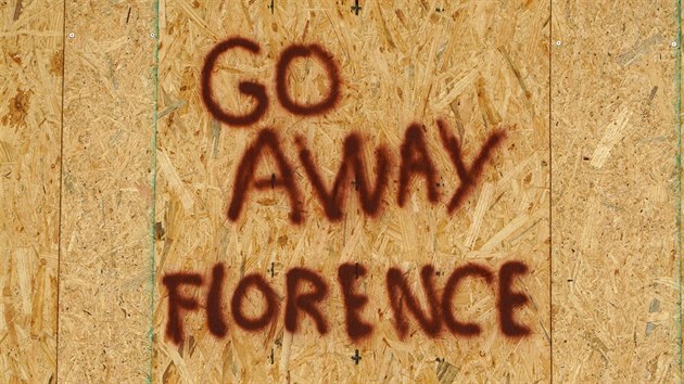 Obyvatel vchodnho pobe USA p na sv domy vzkazy, aby hurikn Florence "el dom". (12. z 2018)