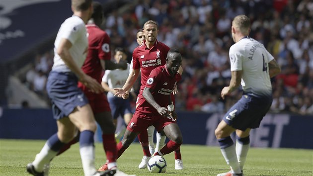 Sadio Man z Liverpoolu u me bhem duelu s Tottenhahem.