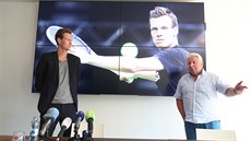 Tomáš Berdych (vlevo) a manažer Miroslav Černošek na tiskové konferenci v Praze. Tomáš Berdych (vlevo) a manažer Miroslav Černošek na tiskové konferenci v Praze.