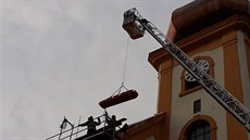 Hasiči sundávali dělníka, který spadl ze střechy kostela a zraněný zůstal ležet... Hasiči sundávali dělníka, který spadl ze střechy kostela a zraněný zůstal ležet...