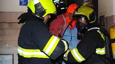 Pražští hasiči zasahovali při požáru bytu ve Strašnicích, zachránili 17 lidí.... Pražští hasiči zasahovali při požáru bytu ve Strašnicích, zachránili 17 lidí....