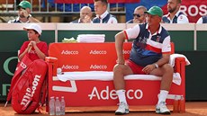 Kapitán Jaroslav Navrátil sleduje počínání Jiřího Veselého během baráže Davis... Kapitán Jaroslav Navrátil sleduje počínání Jiřího Veselého během baráže Davis...