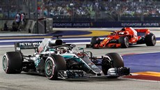 Lewis Hamilton jede se svým vozem Mercedes na ele Velké ceny Singapuru.