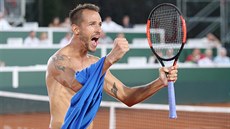 Luká Rosol slaví vítzství v rozhodující dvouhe baráe Davis Cupu proti...