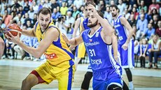 Martin Kříž (vpravo) se snaží získat míč v kvalifikačním utkání o MS proti... Martin Kříž (vpravo) se snaží získat míč v kvalifikačním utkání o MS proti...