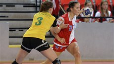 Carmen Reissová ze Stockerau (vlevo) brání Terezu Fryčákovou ze Slavie. Carmen Reissová ze Stockerau (vlevo) brání Terezu Fryčákovou ze Slavie.