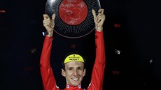 Britský cyklista Simon Yates pózuje s trofejí pro vítěze Vuelty. Britský cyklista Simon Yates pózuje s trofejí pro vítěze Vuelty.
