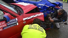 Ukázku postupu záchranářů při simulované automobilové nehodě mohli vidět... Ukázku postupu záchranářů při simulované automobilové nehodě mohli vidět...