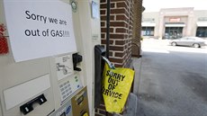 Benzinovým stanicím docházejí pohonné hmoty. Řidiči, prchající před hurikánem... Benzinovým stanicím docházejí pohonné hmoty. Řidiči, prchající před hurikánem...