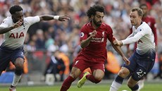 Mohamed Salah, kídlo Liverpoolu, proniká s míem mezi Dannym Rosem (vlevo) a...