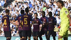 Fotbalisté Barcelony oslavují gól Luise Suáreze v utkání proti San Sebastianu. Fotbalisté Barcelony oslavují gól Luise Suáreze v utkání proti San Sebastianu.