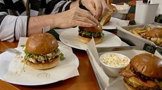 Jak si Pohlreich užil hamburgerové orgie v Ostravě Jak si Pohlreich užil hamburgerové orgie v Ostravě