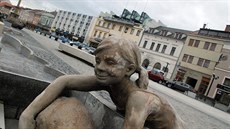 Po čtyřech letech od instalace měly sochy dětí utržené části obličeje,... Po čtyřech letech od instalace měly sochy dětí utržené části obličeje,...
