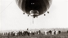 Lidé sledují přílet vzducholodi Graf Zeppelin LZ 127 na letištní plochu v... Lidé sledují přílet vzducholodi Graf Zeppelin LZ 127 na letištní plochu v...