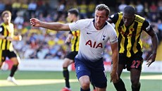 Christian Kabasele z Watfordu stíhá Harryho Kanea z Tottenhamu v utkání... Christian Kabasele z Watfordu stíhá Harryho Kanea z Tottenhamu v utkání...