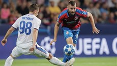 Radim Řezník centruje přes Ivana Obljakova v utkání Ligy mistrů mezi Plzní a... Radim Řezník centruje přes Ivana Obljakova v utkání Ligy mistrů mezi Plzní a...