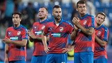 ZKLAMÁNÍ. Plzeňští fotbalisté se loučí s fanoušky po remíze s CSKA Moskva.... ZKLAMÁNÍ. Plzeňští fotbalisté se loučí s fanoušky po remíze s CSKA Moskva....