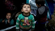 Syrské dti ped stanem v uprchlickém táboe Moria