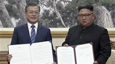 Jihokorejský prezident Mun e-in (vlevo) a vdce KLDR Kim ong-un pózují s...