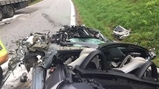 Řidič Mercedesu AMG se mezi Věřním a Rožmberkem střetl čelně s kamionem. Nehodu... Řidič Mercedesu AMG se mezi Věřním a Rožmberkem střetl čelně s kamionem. Nehodu...