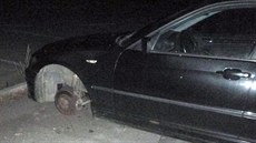 Dva mladíci odmontovali dvě kola z BMW zaparkovaného před sportovní halou v... Dva mladíci odmontovali dvě kola z BMW zaparkovaného před sportovní halou v...