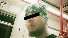  Dominik K. v posledních msících ped zatením sám sebe fotografoval v pesn stejném obleení a se stejným vousem, jaké nosí bojovníci Islámského státu.
