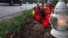 Na místě, kde osmadvacetiletý motorkář vjel do skupiny lidí, kteří vystoupili z... Na místě, kde osmadvacetiletý motorkář vjel do skupiny lidí, kteří vystoupili z...