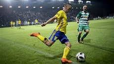 Zlínský Róbert Matějov odkopává míč před Davidem Bartkem z Bohemians Zlínský Róbert Matějov odkopává míč před Davidem Bartkem z Bohemians