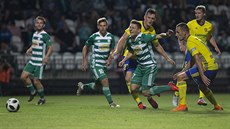 Jan Vodhánl z Bohemians padá po zákroku Ondeje Baa ze Zlína. Ale penaltu...