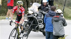 Lídr panlské Vuelty Simon Yates.