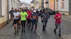 Nevidomý sportovec Ondřej Zmeškal při svém úspěšném pokusu o přeběhnutí a... Nevidomý sportovec Ondřej Zmeškal při svém úspěšném pokusu o přeběhnutí a...