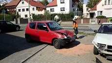 Řidička si spletla brzdu s plynem. Přelétla kruhový objezd a nabourala tři auta... Řidička si spletla brzdu s plynem. Přelétla kruhový objezd a nabourala tři auta...