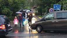 Klasická situace před jednou ze základních škol v Praze. Rodiče vezou děti do... Klasická situace před jednou ze základních škol v Praze. Rodiče vezou děti do...