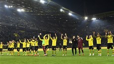 Fotbalisté Dortmund slaví vítězství. Fotbalisté Dortmund slaví vítězství.