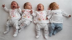 Chvilka klidu je pro maminku čtyřčat opravdu vzácná. Chvilka klidu je pro maminku čtyřčat opravdu vzácná.