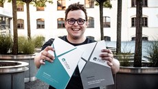 Marek Liška se svými učebnicemi Matika pro spolužáky Marek Liška se svými učebnicemi Matika pro spolužáky