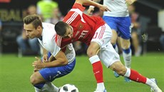 Český fotbalista Stanislav Tecl v souboji s Alexejem Jonovem z Ruska. Český fotbalista Stanislav Tecl v souboji s Alexejem Jonovem z Ruska.