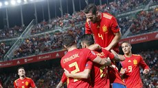 Španělští fotbalisté slaví gól Sergia Ramose v duelu s Chorvatskem. Španělští fotbalisté slaví gól Sergia Ramose v duelu s Chorvatskem.