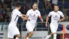 Vlastimil Daníček (uprostřed) ze Slovácka se raduje se spoluhráči z gólu. Vlastimil Daníček (uprostřed) ze Slovácka se raduje se spoluhráči z gólu.
