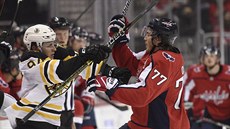 Jakub Lauko (vlevo) z Bostonu v potyčce s washingtonským T.J. Oshiem. Jakub Lauko (vlevo) z Bostonu v potyčce s washingtonským T.J. Oshiem.