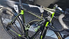 Zničené kolo Aloise Kaňkovského po nárazu do jednoho z mechanických vozů závodu... Zničené kolo Aloise Kaňkovského po nárazu do jednoho z mechanických vozů závodu...