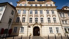 Japonská ambasáda sídlí na Maltézském náměstí ve šlechtickém paláci. (11. 7.... Japonská ambasáda sídlí na Maltézském náměstí ve šlechtickém paláci. (11. 7....