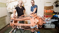 Umělecký kovář Zdeněk Grausam a jeho kolega Petr Cadrik, kteří na sloupy před... Umělecký kovář Zdeněk Grausam a jeho kolega Petr Cadrik, kteří na sloupy před...