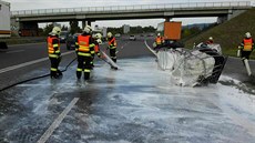 U nájezdu na dálnici D47 poblíž Lipníku nad Bečvou spadlo z nákladního vozu... U nájezdu na dálnici D47 poblíž Lipníku nad Bečvou spadlo z nákladního vozu...