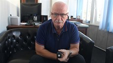 Ředitel Městské policie v Jeseníku Miroslav Táborský ukazuje komunikátor, který... Ředitel Městské policie v Jeseníku Miroslav Táborský ukazuje komunikátor, který...